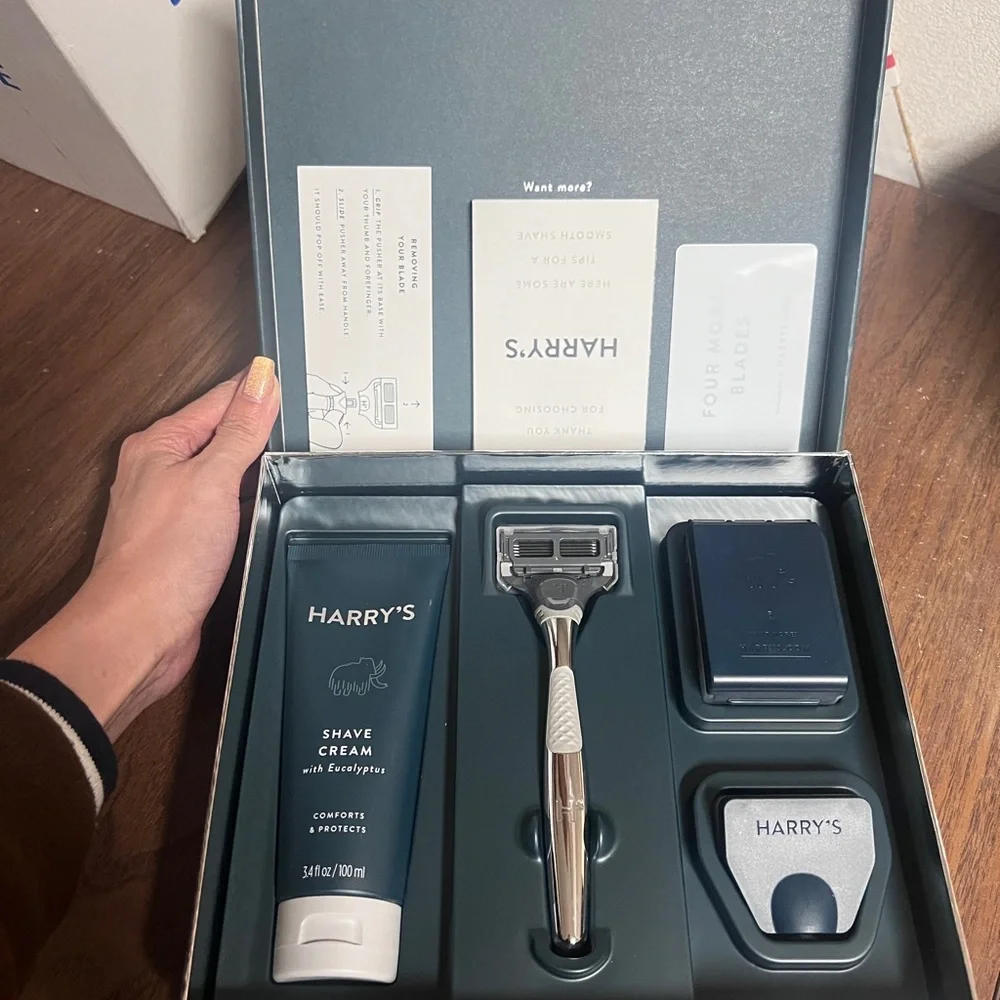 Harry’s Shaving Razor Gift Box - Picture 2 of 6
